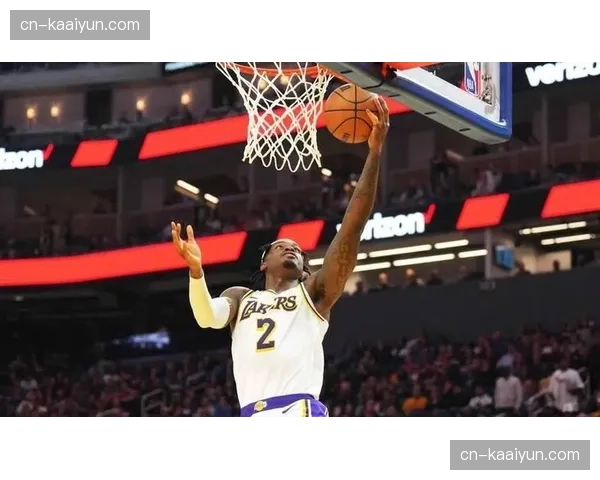 肯纳德防守端贡献抢断盖帽 湖人新援全面性超出预期