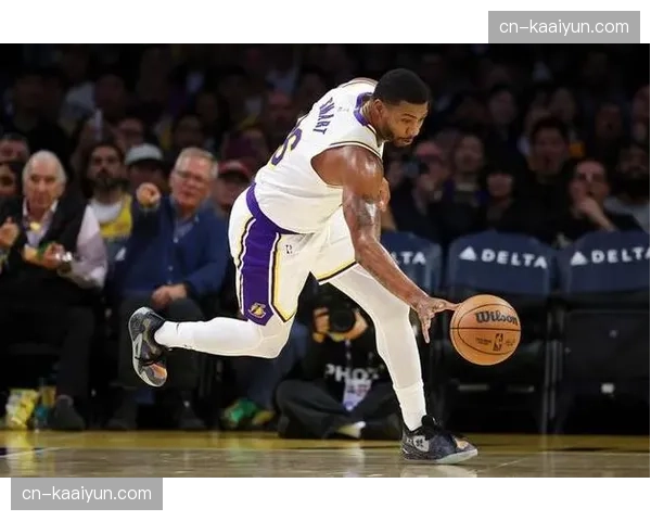 湖人底线球战术执行 斯玛特阅读防守选择空位终结点